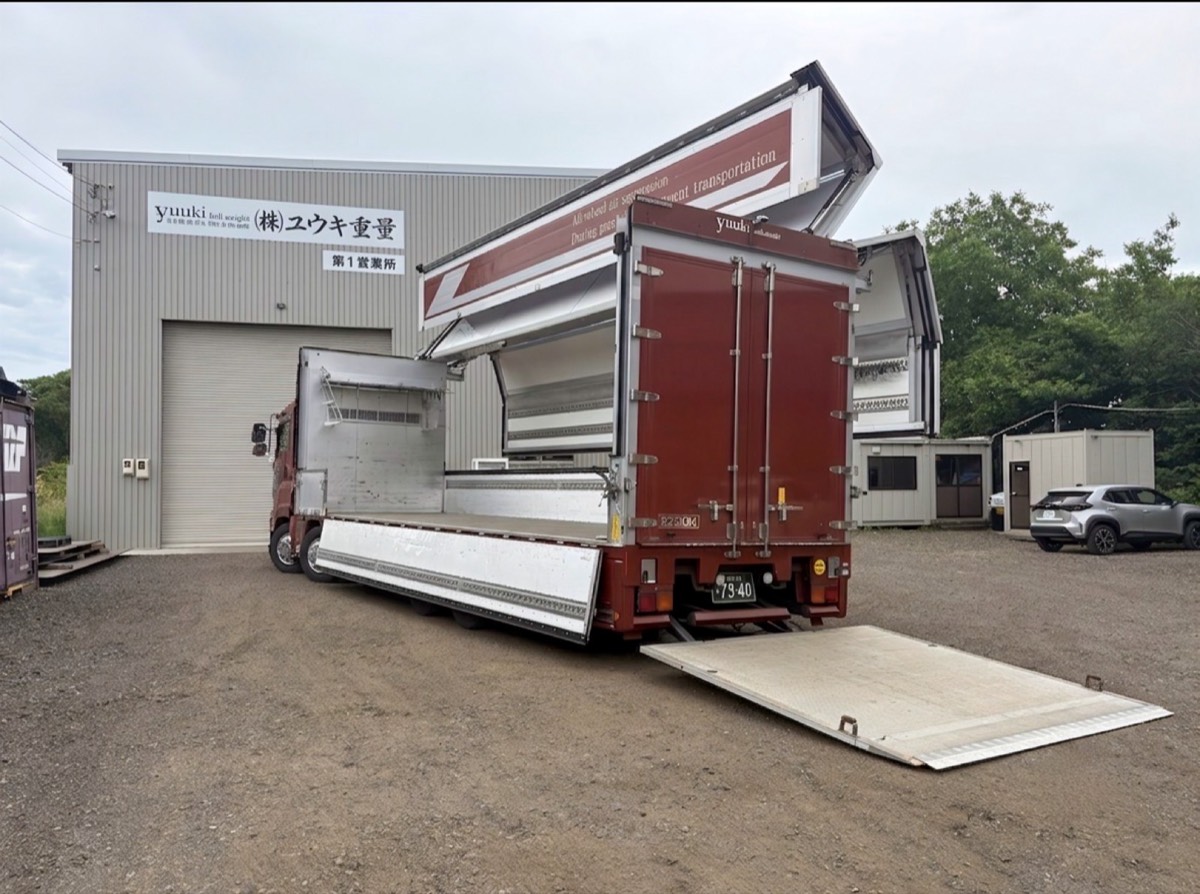 オーバーターンウイング車（総輪エアサス空調付）
